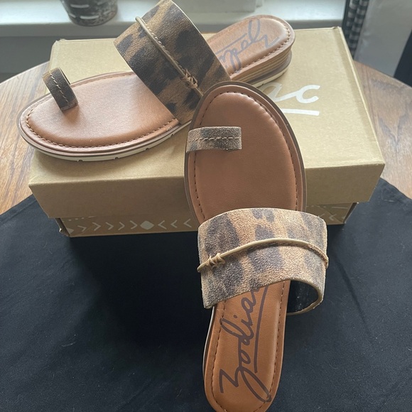 Zodiac‎ Brown Leather Sandals ADELANTO Toe-Ring Design Leopard Print SIZE 8 MED - Picture 1 of 6